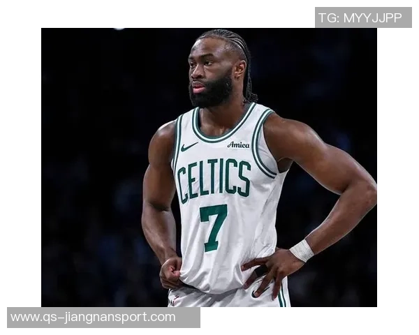 杰伦布朗左腿筋紧张状态不明绿军官方宣布回归存疑